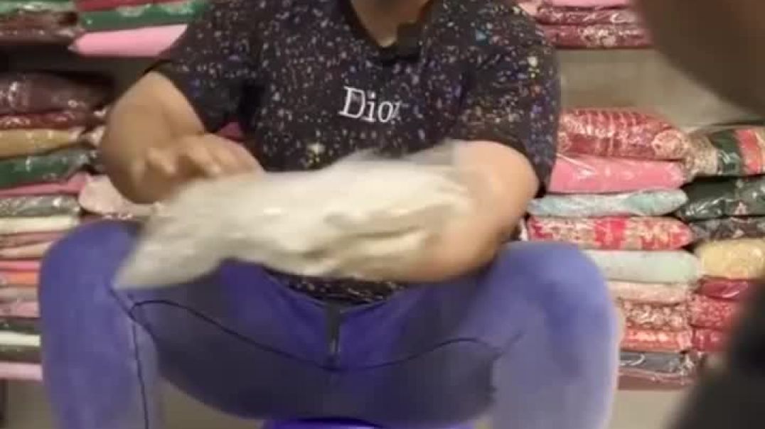 चोर दुकानदार !