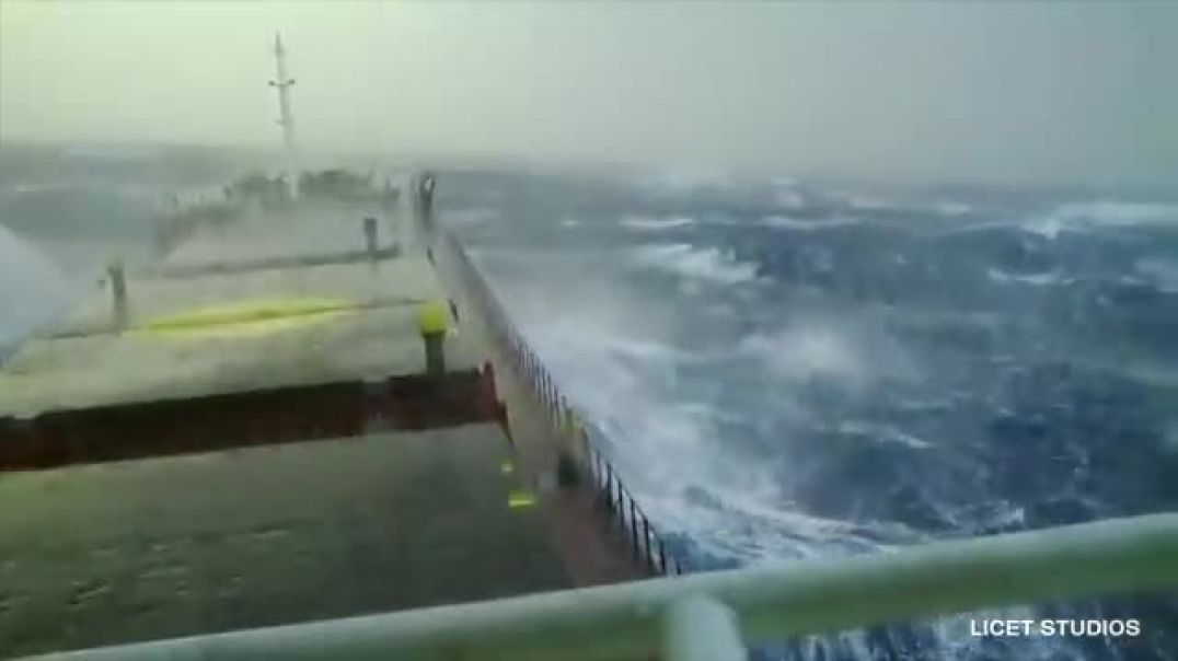 Terrifying Encounters: Ships Caught in Monster Waves!