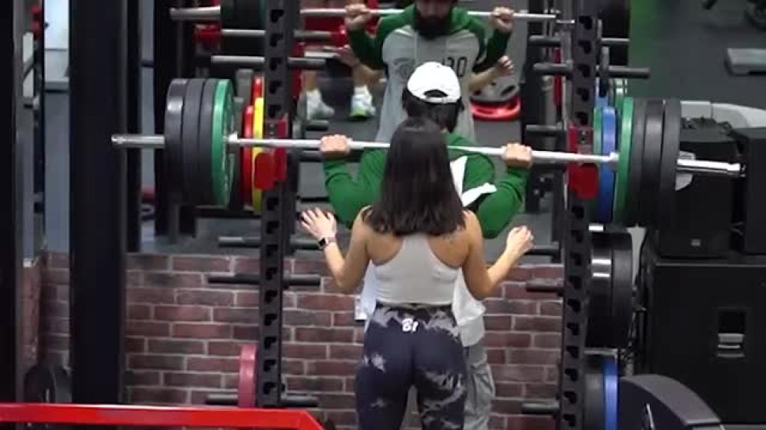 Elite Powerlifter's Intriguing Gym Experiment Leaves Women Speechless !