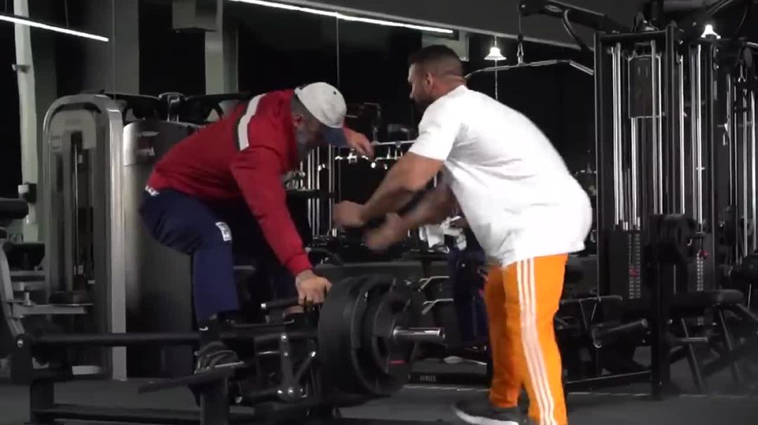 Unforgettable Gym Prank: Elite Powerlifter Shocks Girls by Pretending to be an Old Man!