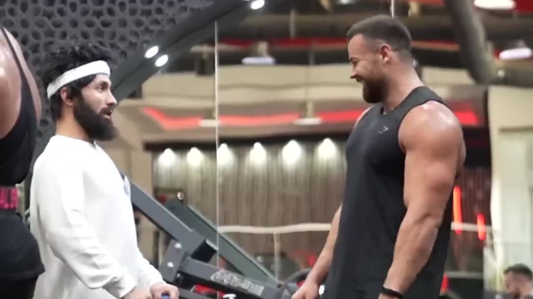 Unbelievable Prank: Elite Powerlifter  Pretends to be a Novice Trainer at the Gym!