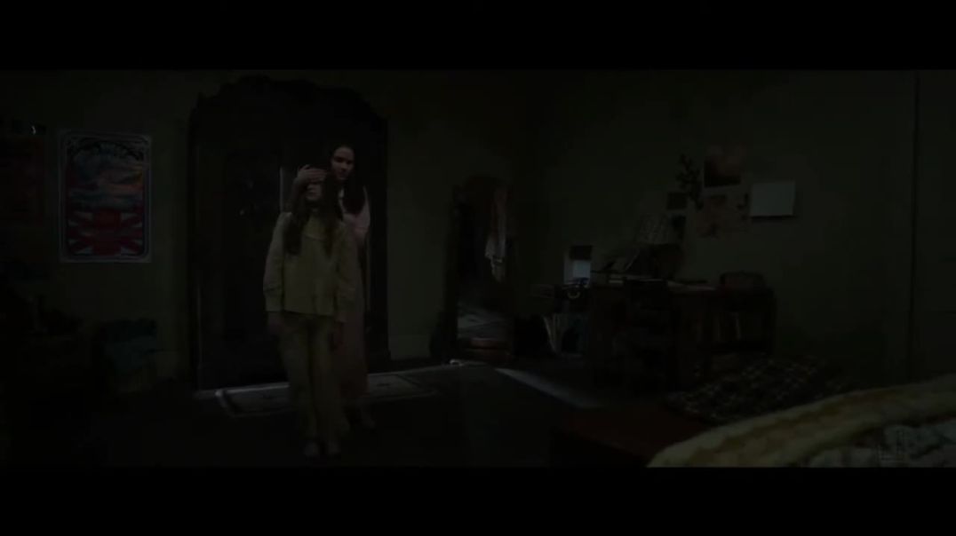 Spine-Chilling Bedroom Scene - Terrifying Paranormal Encounter !